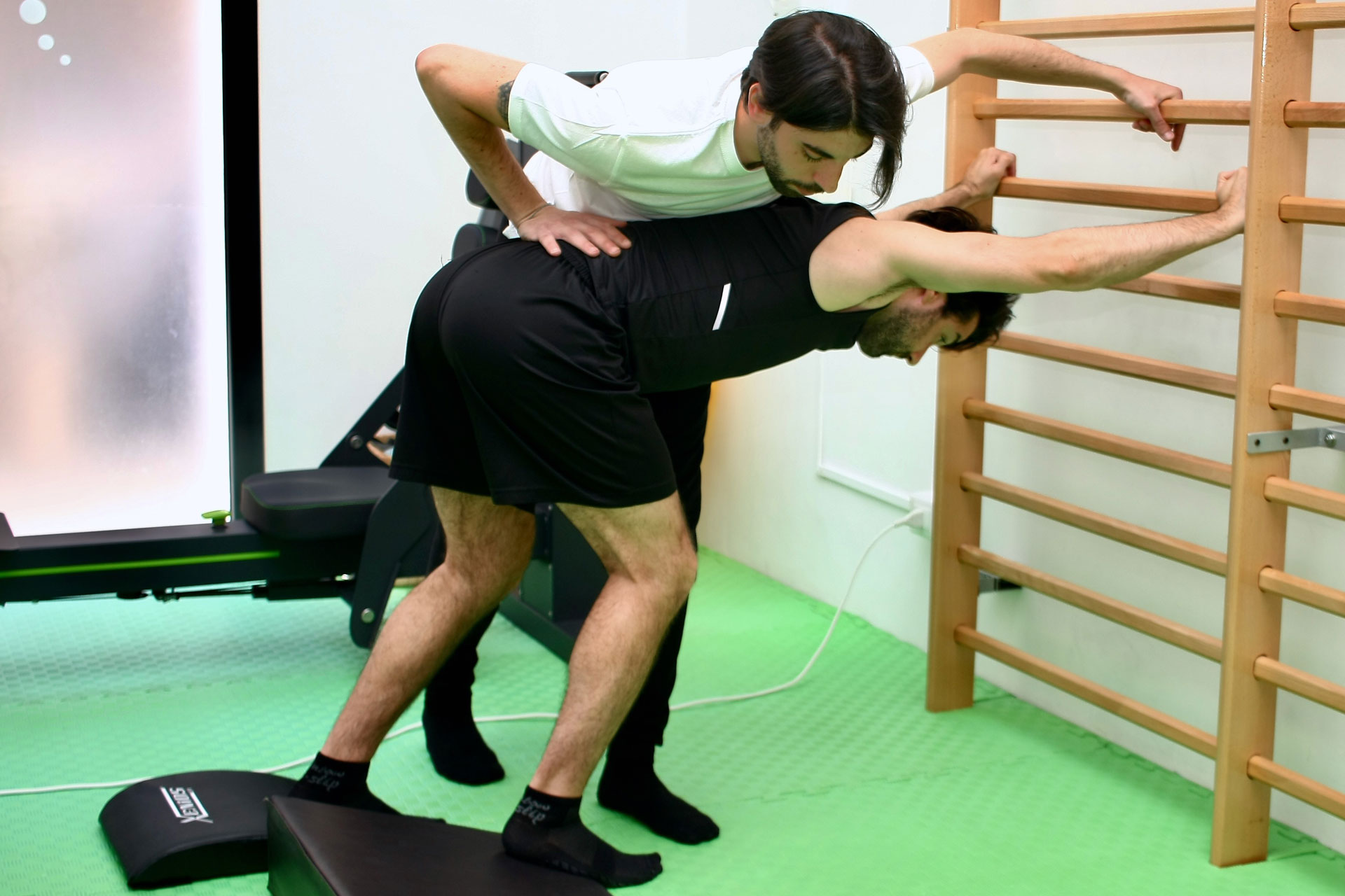 Esercizi posturali schiena spalliera Trainer PosturAttiva